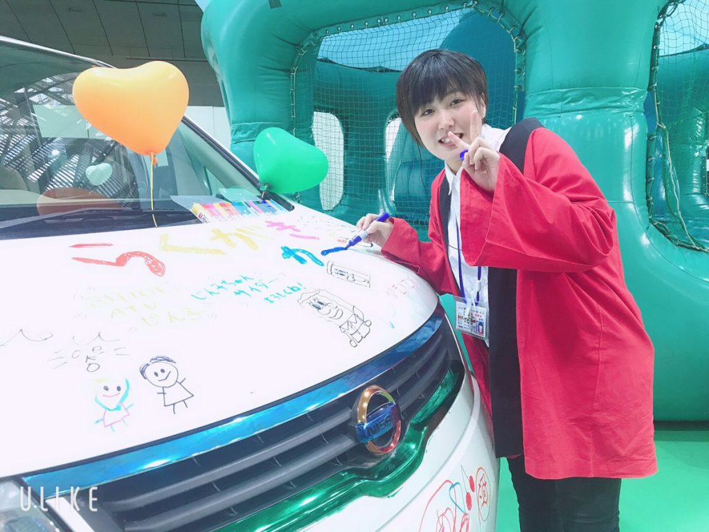軽まつりに参加しているサンライズモーターススタッフとラクガキカー